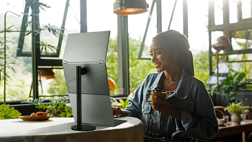 Çok yönlü ASUS ZenScreen Duo OLED taşınabilir ekran, yüksek çözünürlüklü ve taşınabilir tasarımıyla ofis ve oyun deneyiminizi artırır.