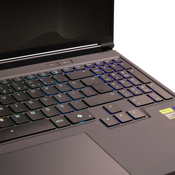 Yüksek çözünürlüklü laptop klavyesi ve ekranı ile gaming ve ofis kullanımı için şık ve performanslı dizüstü bilgisayar. RGB aydınlatmalı klavye ve NVIDIA GeForce RTX teknolojisi ile öne çıkıyor.