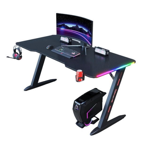 Yüksek performanslı oyun bilgisayarları için LED aydınlatmalı gaming masa ve ekipmanları. OLED ekran, gaming klavye, kulaklık ve güçlü PC ile profesyonel oyun deneyimi sağlar.