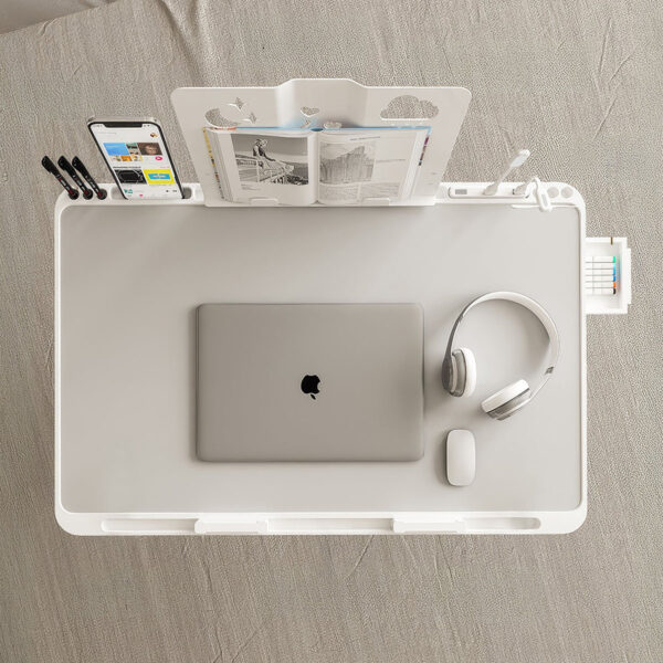 Yüksek çözünürlükte, şık ve minimalist tasarımlı dizüstü bilgisayar, ses ekipmanları ve ofis gereçleriyle uyumlu çalışma ortamı. Profesyonel ve modern ofis dekoru ile uyum sağlar.