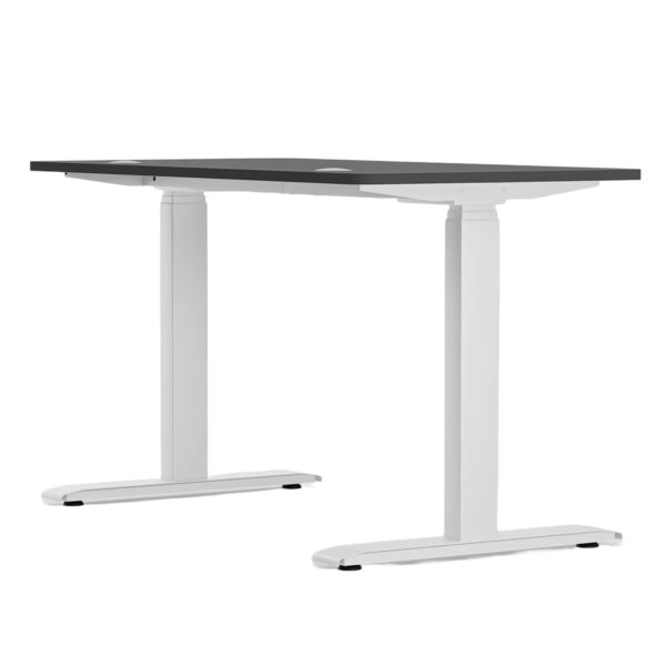 Yüksekliği ayarlanabilir beyaz metal ayaklara sahip siyah çalışma masası, ergonomik ve fonksiyonel ofis mobilyası. Modern tasarımıyla ofis veya çalışma alanlarına uygun, dayanıklı ve şık.