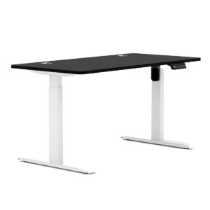 Esnek çalışma ve eğitim için ayarlanabilir elektrikli yükseltme masa, modern tasarım ve ergonomik kullanım sunar. Siyah masa yüzeyi ve beyaz ayak yapısıyla ofis ve home ofis ortamlarına uygun.