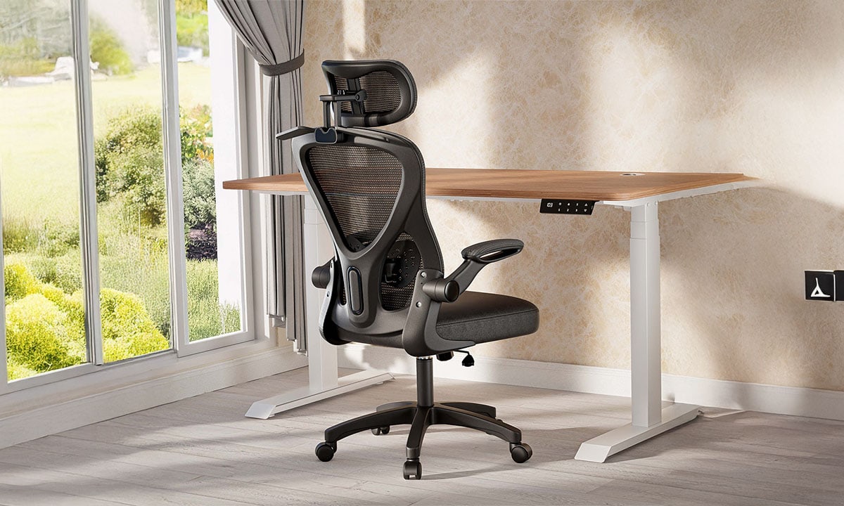 Rahat ergonomic ofis çalışma sandalyesi ve modern çalışma masası, doğal ışık alan minimalist ofis tasarımı, ev ofisi ofis mobilyaları, şık ve fonksiyonel çalışma ortamı.