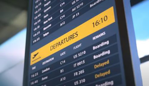 Uçuş bilgilerinin gösterildiği havalimanı dijital ekranı, kalkış ve varış detayları, gecikmiş uçuşlar ve ekran bilgileriyle seyahat deneyimini kolaylaştırır.