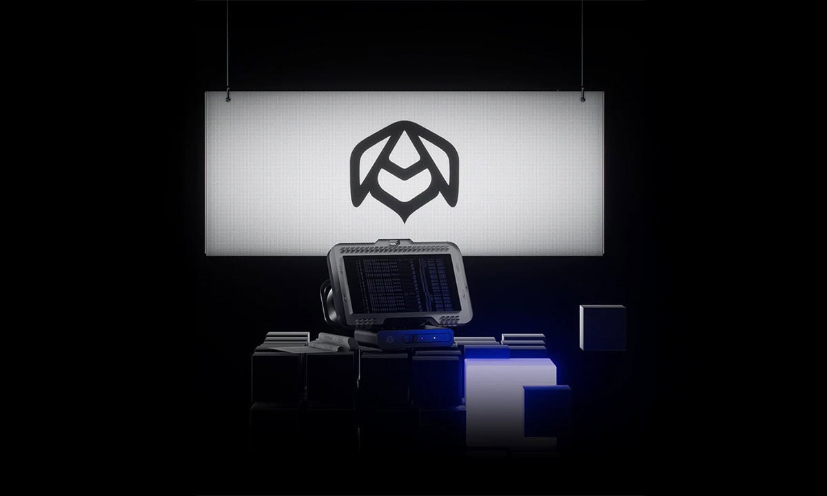 Yazılım geliştirme ve siber güvenlik için kullanılan gelişmiş taşınabilir bilgisayar, bilgisayar ekranında kodlamalar ve analizler yapılıyor.