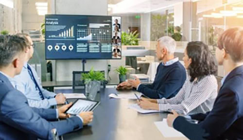 Yatırım analizi ve grafiklerle yapılan iş toplantısı, kurumsal sunum ve finansal verilerin paylaşıldığı modern ofis ortamı.