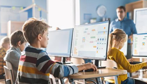 Yüksek çözünürlüklü bilgisayar ekranlarıyla genç öğrencilere yönelik eğitim ortamı.