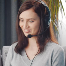 Laptop müşteri hizmetleri temsilcisi, headset takmış, güler yüzlü kadın müşteri destekçisi, çağrı merkezi, iletişim ve teknik destek, profesyonel hizmet sağlar.