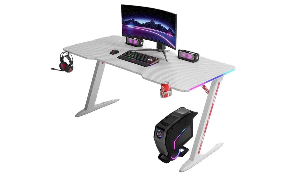 Yüksek performanslı gaming ofis masası, monitör, bilgisayar, RGB aydınlatmalı klavye ve kulaklık ile donatılmış. Oyun ve çalışma ortamı için ideal, modern tasarımlı bilgisayar masa seti.