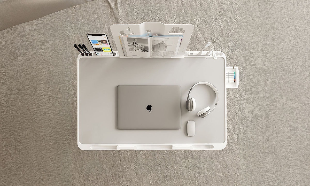 Yüksek çözünürlüklü, minimalist dizüstü ve teknoloji aksesuarlarıyla uyumlu ofis veya çalışma alanı görüntüsü.