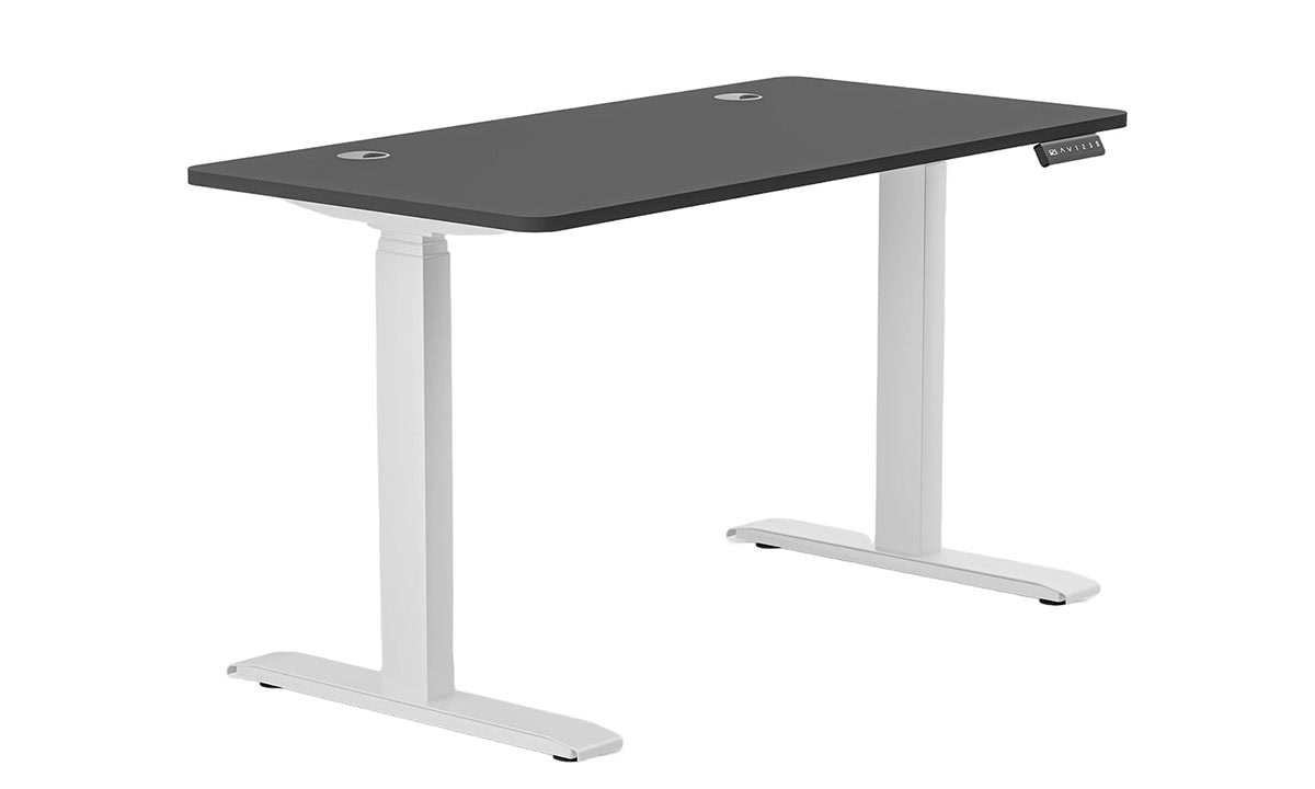 Ayakta kullanıma uygun, siyah yüzeyli elektrikli ayarlanabilir çalışma masası, modern tasarımı ve ergonomik yapısıyla ofis ve çalışma alanlarına uyum sağlar.