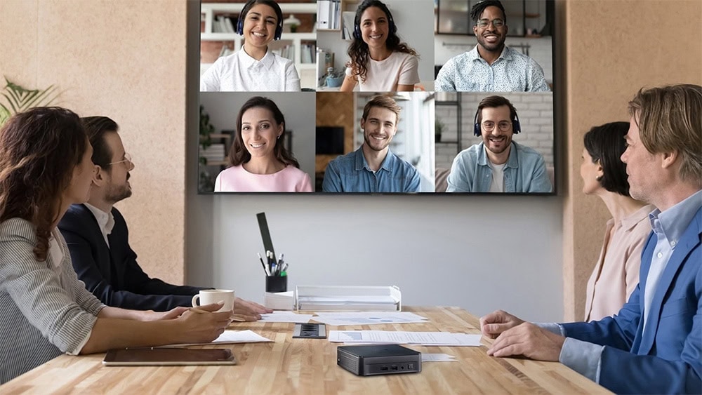Uzaktan video konferans toplantısı, pandemi sonrası iş dünyasında çevrimiçi ekip görüşmeleri ve iletişimi, modern ofis ortamında başarılı iş toplantısı, çeşitli sektörlerde sanal toplantı çözümleri.