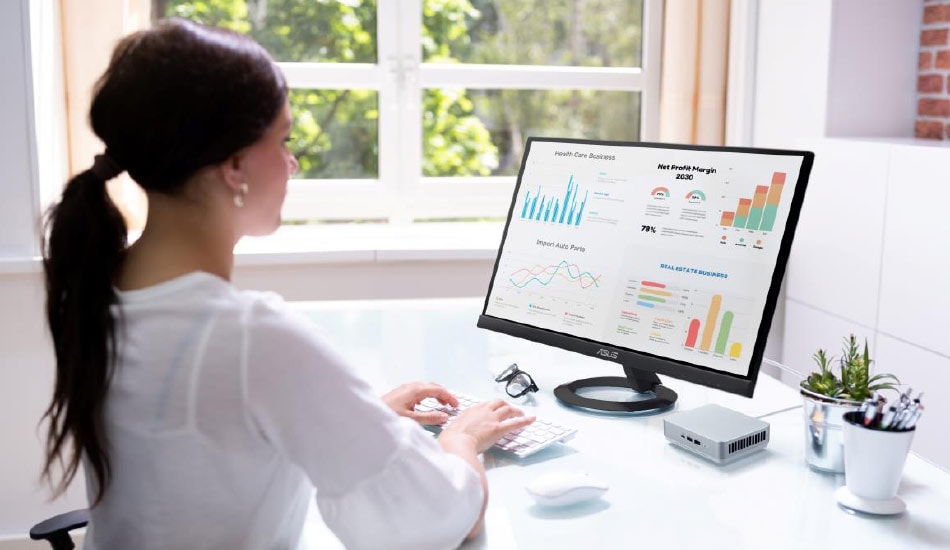 Yüksek performanslı dizüstü bilgisayarın önünde çalışan kadın, iş ve eğitim amaçlı kullanıma uygun, ergonomik ve şık tasarımlı laptop. Profesyonel ofis ortamında detaylı grafik ve veri analizleri yapıyor.