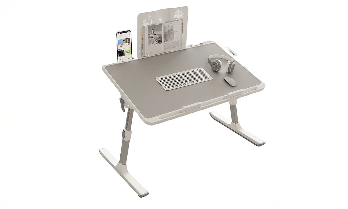 Modern çocuk çalışma masası, dizüstü bilgisayar, tablet, kulaklık ve telefon ile kullanılmak üzere tasarlanmış, kompakt ve fonksiyonel ofis ve çalışma alanı.