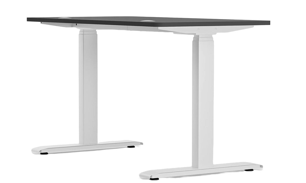 Eski model beyaz elektrikli bilgisayar çalışma masası, ayarlanabilir yükseklikle modern ofis mobilyası, dayanıklı metal yapı, ergonomik çalışma alanı, ofis ve ev kullanımı için ideal, minimalist tasarım, uzun ömürlü ve şık tasarım.