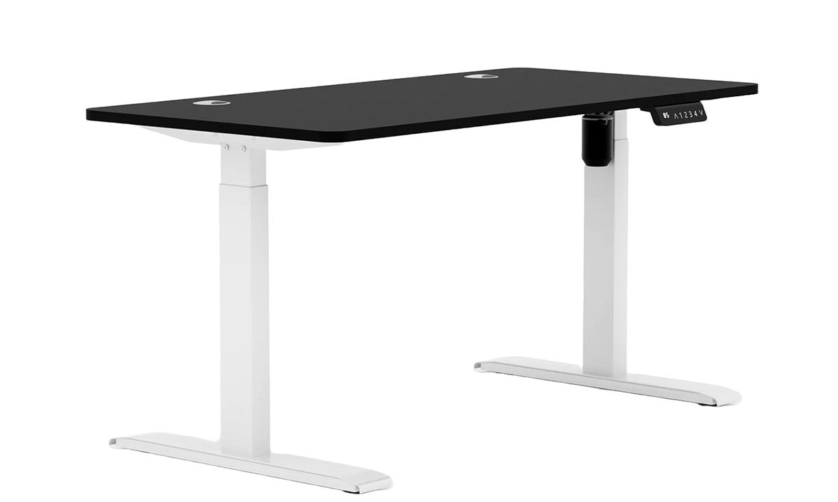 Esnek yüksekliğe ayarlanabilen modern çalışma masası, ergonomik ve şık ofis veya ev kullanımı için ideal. Siyah masa tablası ve beyaz ayak yapısıyla alanınıza şık dokunuş sağlar.
