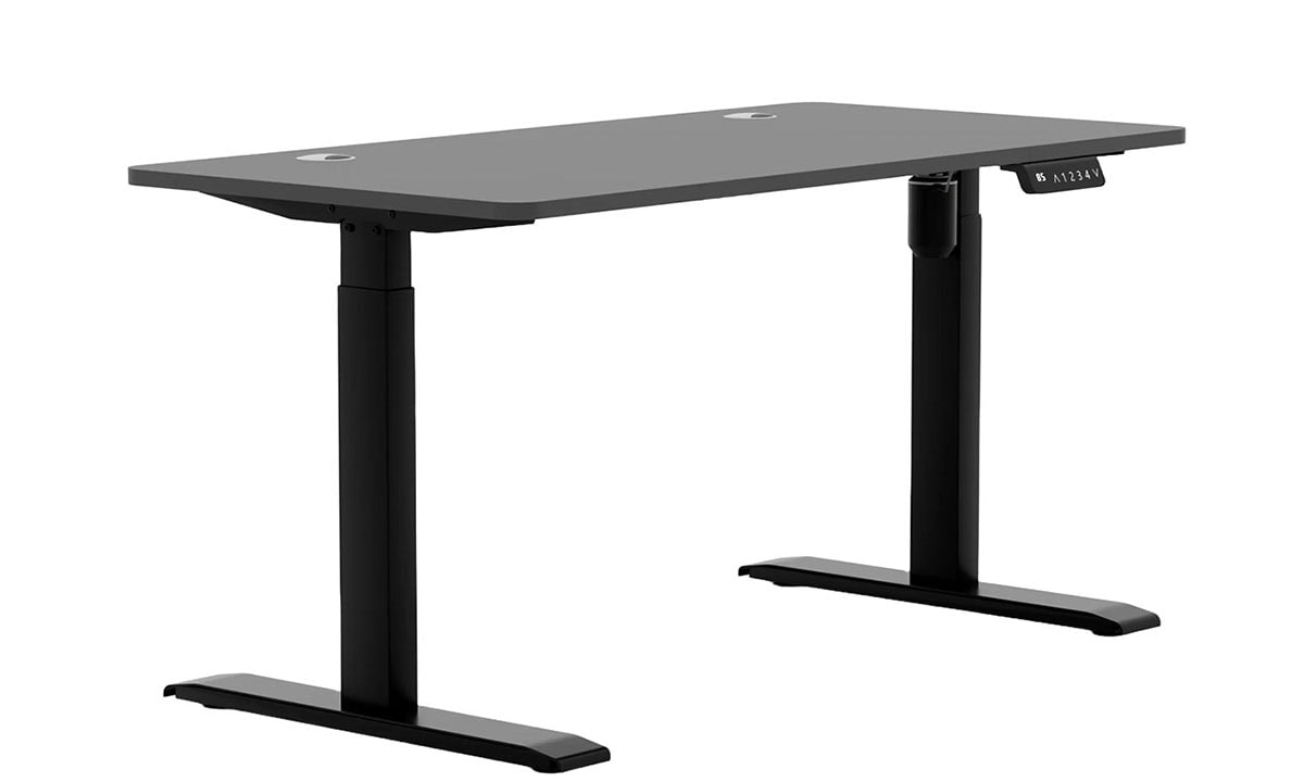 Siyah ve gri elektrikli ayarlanabilir oturma standı, ergonomik çalışma masası ve modern dizayn, ofis ve ev kullanımı için ideal.