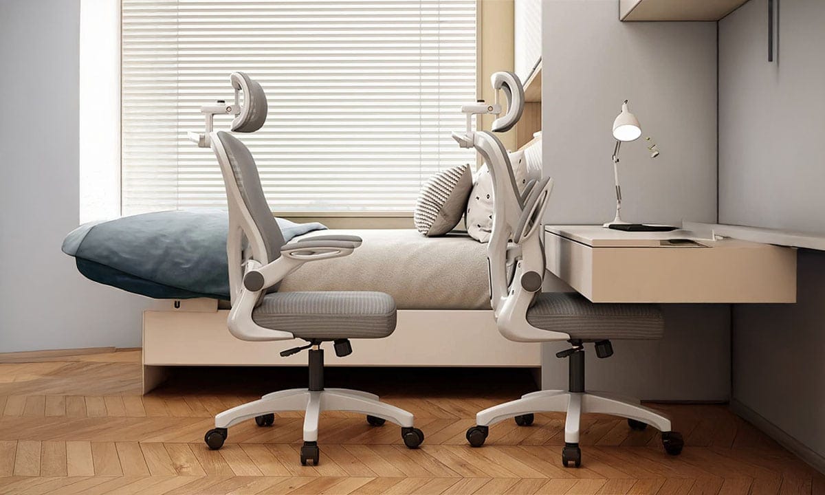 Modern çalışma alanı ofisi, ergonomik ofis sandalyeleri ve çalışma masası. Yumuşak renkler ve doğal ışık ile rahat bir çalışma ortamı. Laptop ve ofis ekipmanlarıyla donatılmış minimalist tasarım.