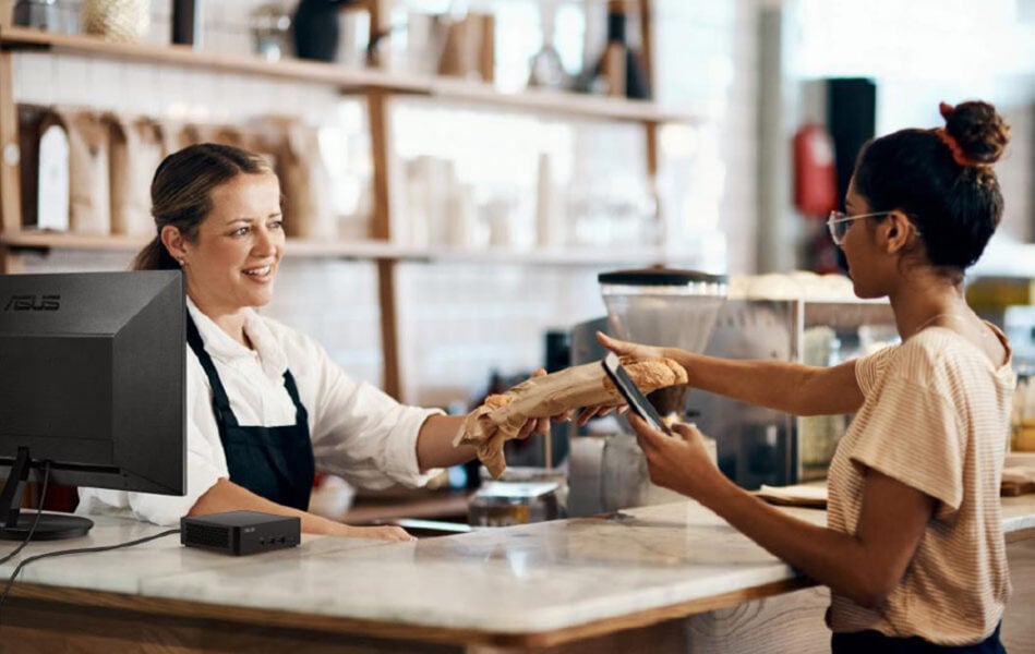 Hızlı ve güvenilir müşteri hizmetleri ile bir kafe çalışanı ve müşteri arasındaki etkileşim, modern işletmelerde dijital ve geleneksel satış deneyimini yansıtıyor.