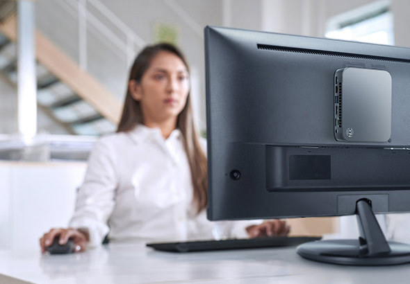 Yüksek hızlı USB 3.0 ve 10G Ethernet portlarına sahip taşınabilir ve şık tasarımlı ASUS mini bilgisayar, profesyonel ve ev kullanımı için idealdir.