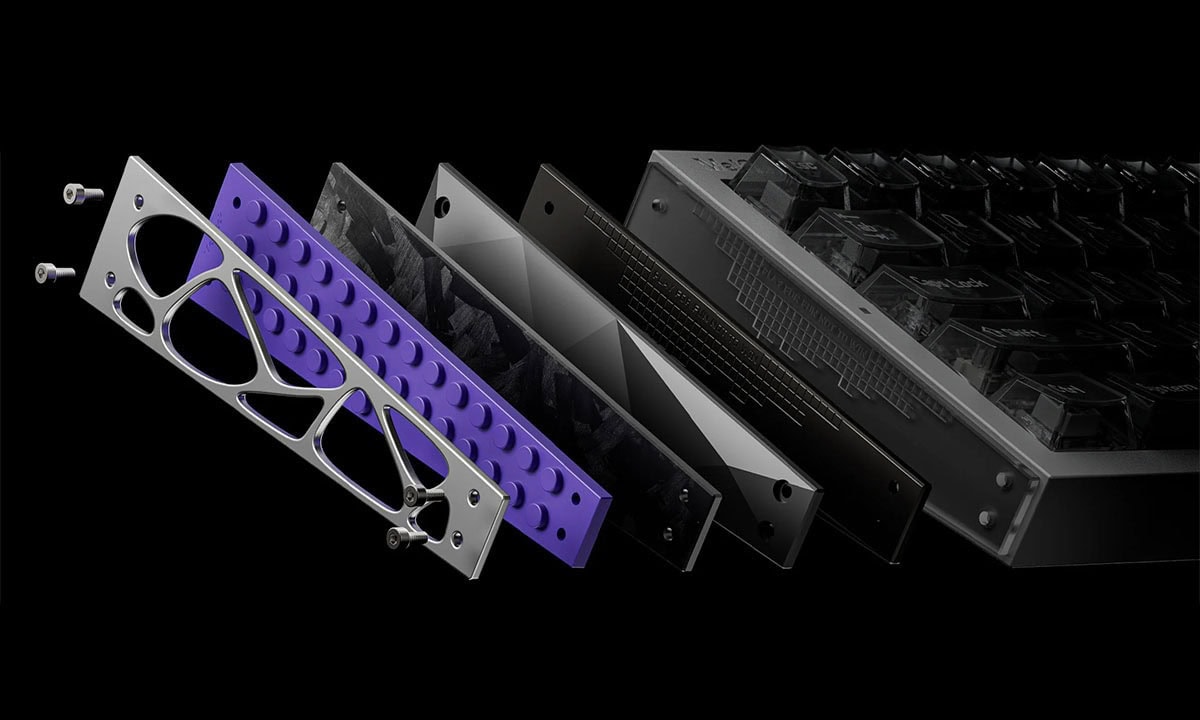 Yüksek performanslı bilgisayar donanımları ve soğutucu parçaların açılımı, detaylı yapı ve teknik özellikler. Modern ve endüstriyel tasarıma sahip laptop parça ve bileşenleri.