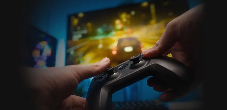 Yüksek çözünürlüklü oyun ve bilgisayar monitörü önünde gaming denetleyici ile oynayan kişi, hızlı ve akıcı oyun deneyimi için tasarlanmış profesyonel gaming mouse ve periferikler.