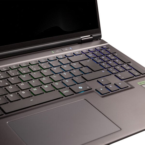 Yüksek performanslı dizüstü bilgisayar klavyesi ve ekranı, RGB aydınlatmalı anahtarlar ile modern tasarım.