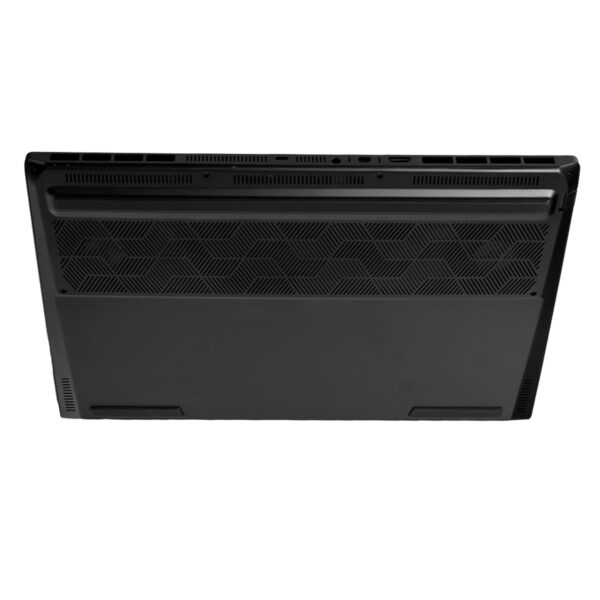 Görüntülenen dizüstü bilgisayarın alt kısmı, soğutma ızgaraları ve hava girişleriyle donatılmış, dayanıklı ve modern tasarıma sahip siyah renkli notebook.