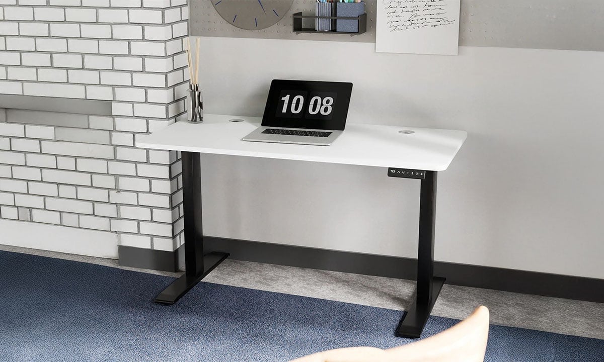 Laptop masaüstü bilgisayar, modern çalışma alanı, minimalist ofis dekorasyonu, dizüstü bilgisayar ve çalışma masası, evden çalışma ergonomisi, profesyonel ofis mobilyaları, laptop ve aksesuarlar, teknoloji ve ofis gereçleri, çalışma ortamı, iş ve eğitim için uygun.