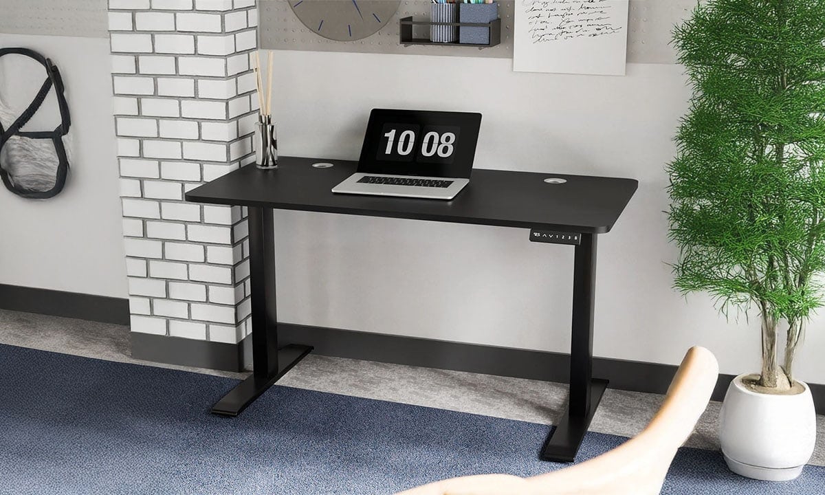 Yüksekliği ayarlanabilen ofis veya çalışma masası, laptop ve ofis ekipmanları ile modern ve ergonomic çalışma alanı tasarımı.