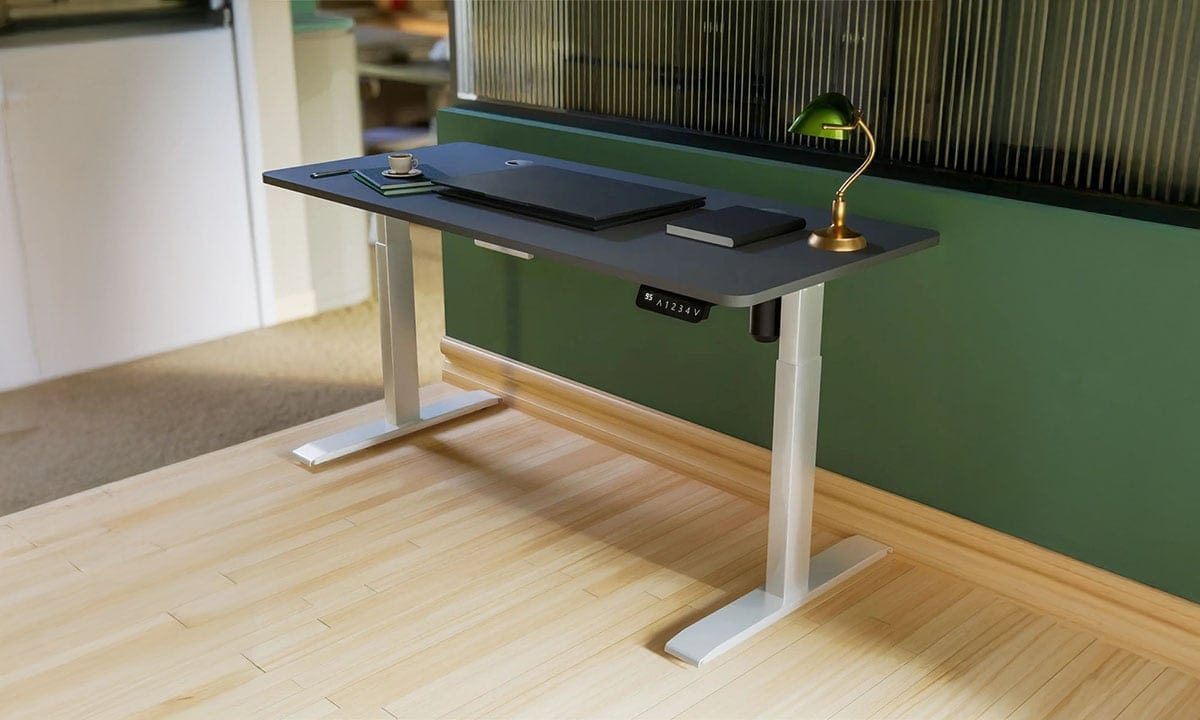 Modern çalışma masası ve ofis dekoru, laptop, masa lambası ve ofis aksesuarları ile şık ve fonksiyonel çalışma alanı.