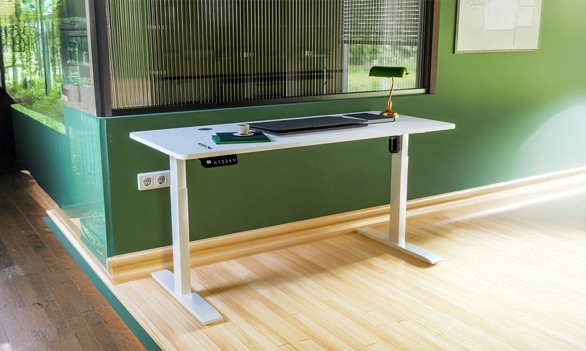 Düzenli çalışma alanı ofis masası, bilgisayar ve ofis ekipmanlarıyla ofis ve ev çalışma ortamı için ideal.