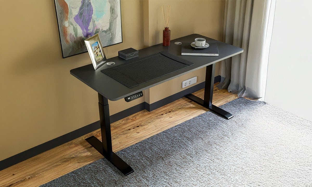 Siyah çalışma masası, ev veya ofis ortamında bilgisayar ve ofis malzemeleri kullanımına uygun, modern tasarımlı ve şık dekoratif ürünler ile tamamlanmış.