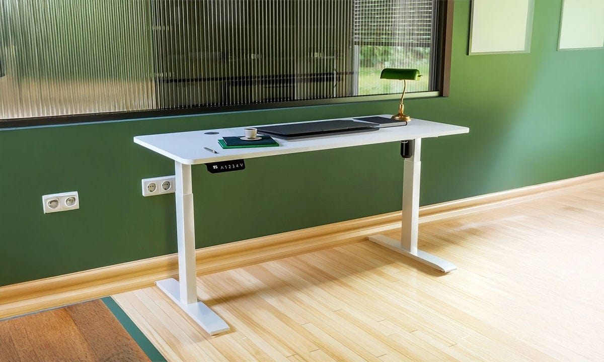 Ofis çalışma masası, yeşil duvar önünde modern çalışma alanı, laptop ve ofis gereçleri ile donatılmış, ergonomik ve şık tasarım, profesyonel ofis mobilyası, fonksiyonel çalışma ortamı.