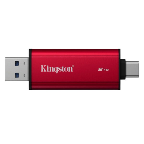 Yüksek kapasiteli kırmızı Kingston 2TB USB flash bellek, hızlı veri aktarımı ve dayanıklı tasarımıyla dikkat çekiyor. Taşınabilir ve kullanışlı depolama çözümü arayanlar için ideal.