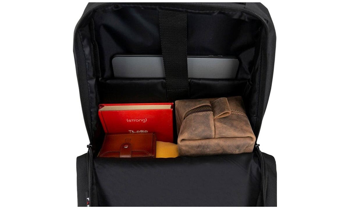 K sable içerisine yerleştirilmiş dizüstü bilgisayar ve yanındaki Organizer çanta ile çalışan ve öğrenci kullanımı için uygun laptop çantası tasarımı.