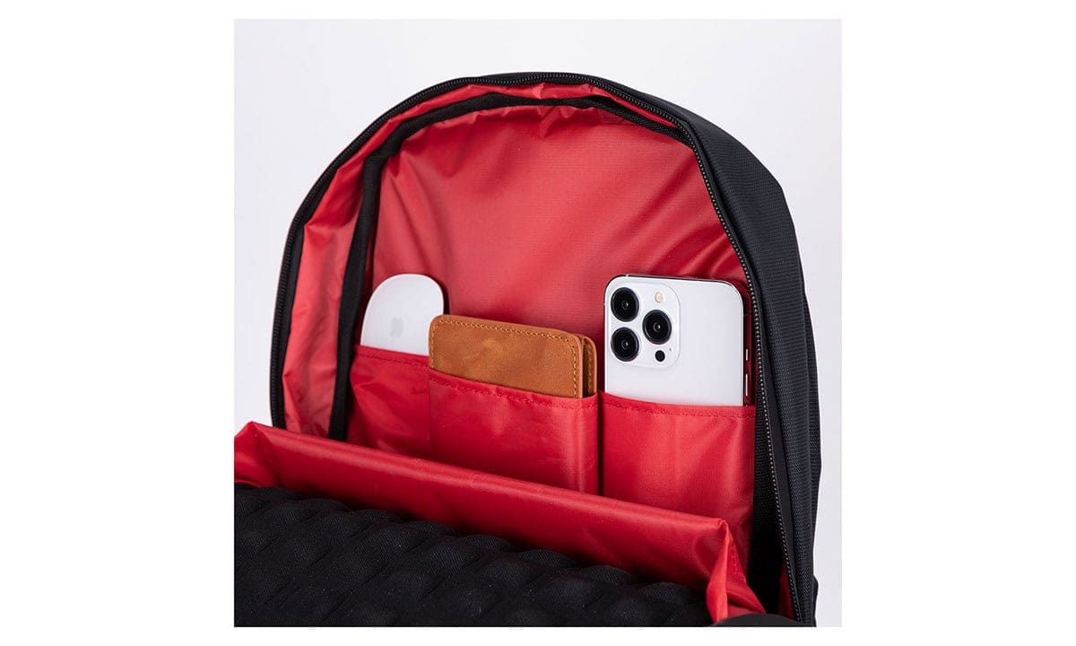 Yolculuk ve okul kullanımı için uygun, organizer özellikli laptop sırt çantası iç kısmı, bilgisayar, telefon ve aksesuarlar için bölmelerle dizayn edilmiştir. Çanta yüksek dayanıklılık ve hafif malzeme kullanımıyla öne çıkar.