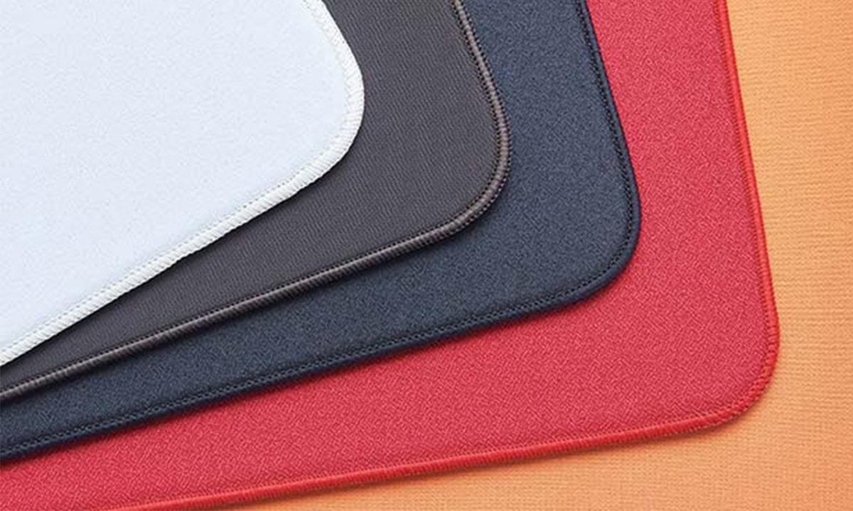 Yumuşak dokulu farklı renklerde bilgisayar mouse pad'leri, masaüstü ve ofis kullanımı için ideal ergonomik mouse pad'leri, yüksek kaliteli kaymaz yüzeyli mouse pad'leri.