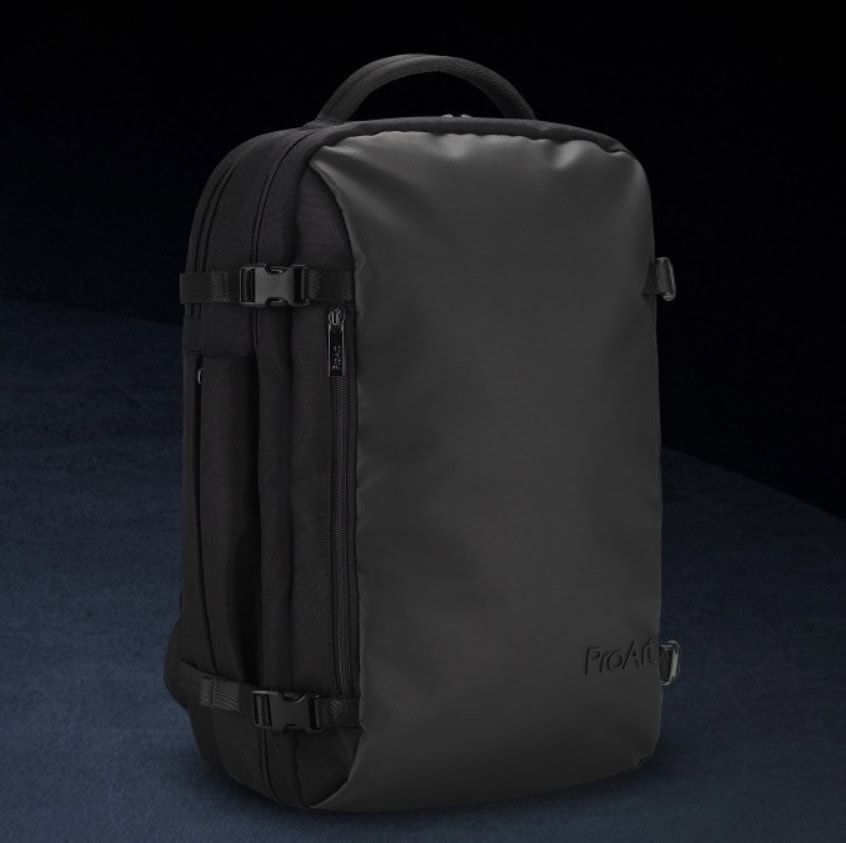 Yüksek kaliteli, su geçirmez ve şık tasarımlı laptop sırt çantasını arıyorsanız, ideal seçim. Geniş iç bölmesi ve dayanıklı yapısıyla profesyonel ve günlük kullanım için uygun.