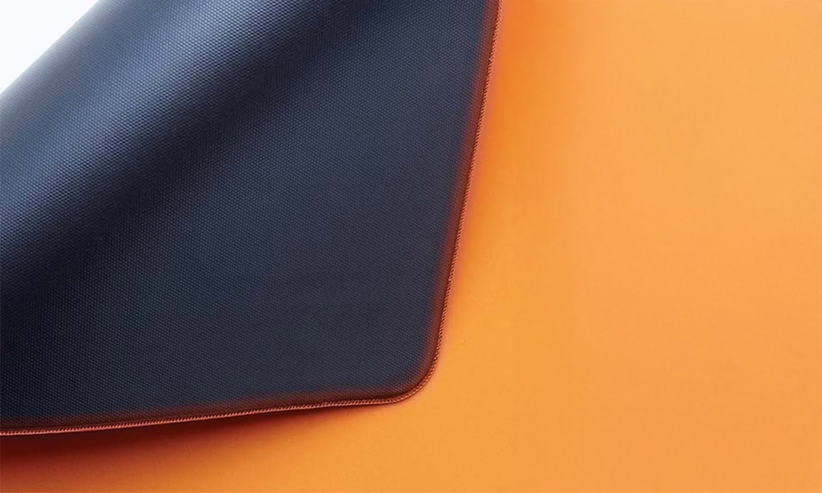 Yüksek çözünürlüklü dizüstü bilgisayar kasası ve mavi ekranlı ekran detayları, oyun ve iş kullanımı için ideal modern laptop tasarımı. Hafif ve taşınabilir dizüstü bilgisayar.
