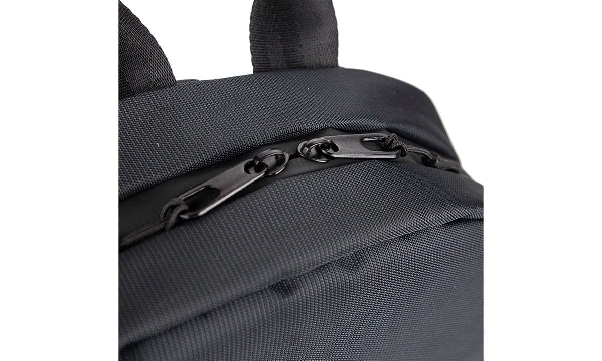 Yüksek kaliteli siyah sırt çantası, dayanıklı fermuar ve geniş depolama alanı ile stil ve fonksiyonelliği bir arada sunar. Laptop ve seyahat ihtiyaçlarına uygun tasarım detaylarıyla öne çıkar.