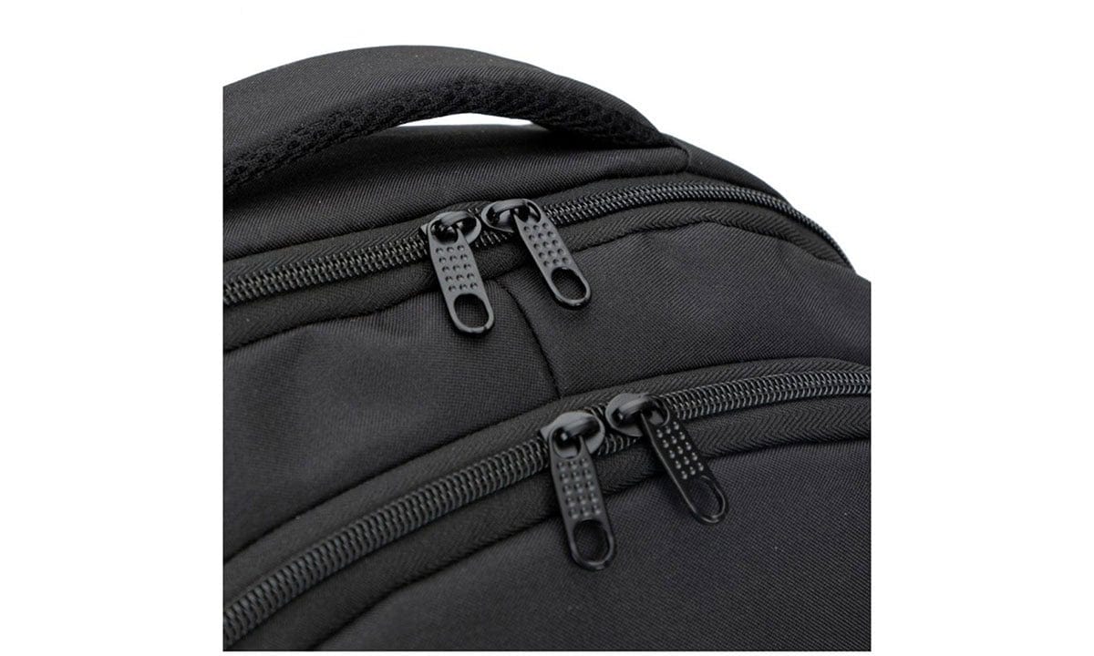 Görüntüde siyah sırt çantası detayları, dayanıklı fermuarlar ve ergonomik tasarım odaklı. Laptop ve diğer teknik ekipmanlar için hafif, şık ve kullanışlı saklama alanları sunar.