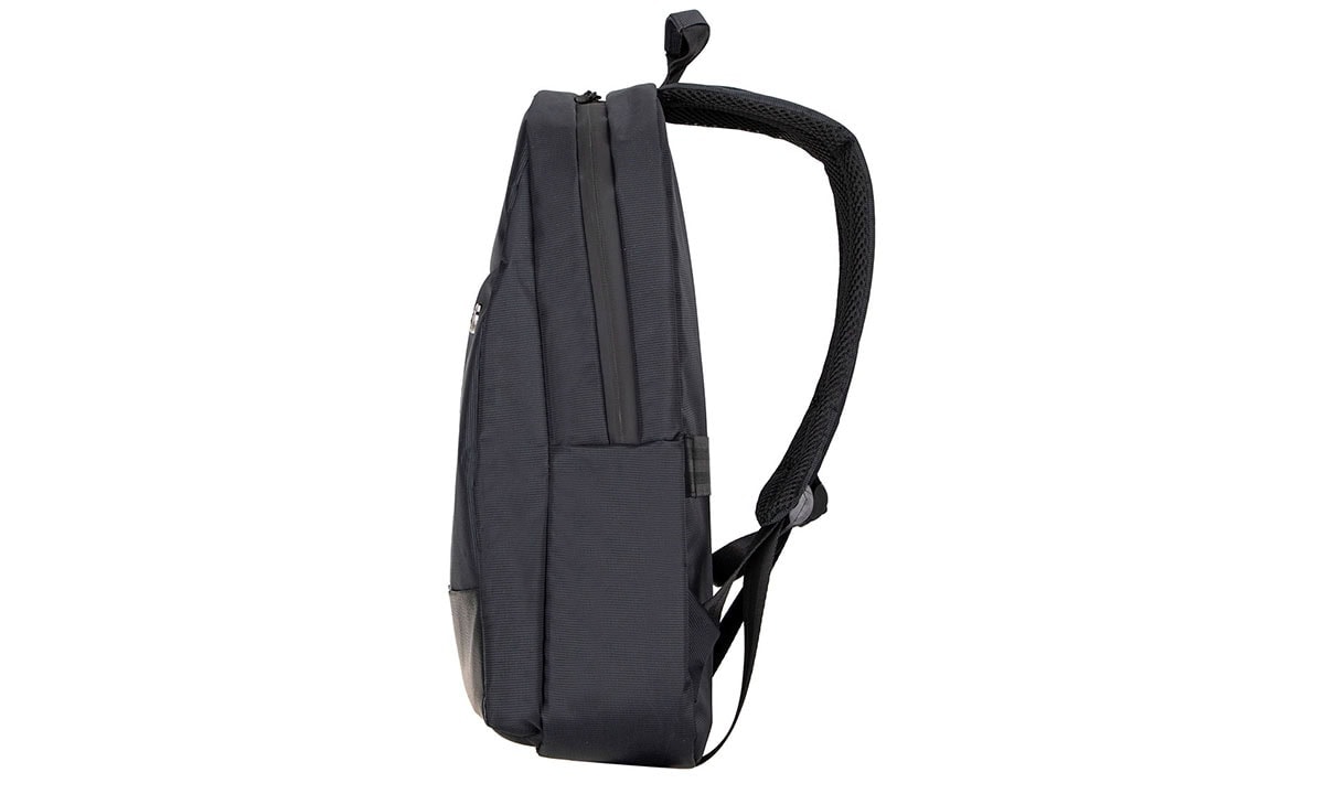 Güçlü ve dayanıklı siyah sırt çantası, laptop ve elektronik cihazlar için ideal, seyahat ve günlük kullanım için uygun ergonomik tasarım.