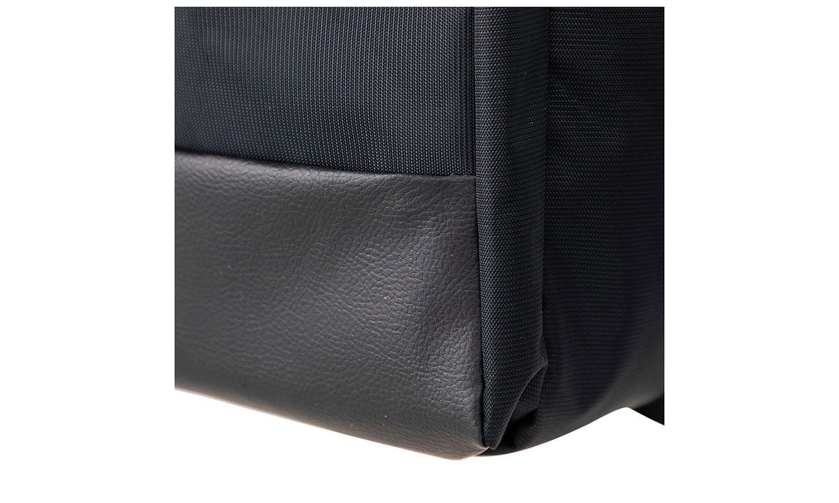 Günlük kullanım ve seyahat için dayanıklı siyah laptop sırt çantası, yüksek kaliteli malzeme ve sağlam yapı ile tasarlanmıştır. Laptop ve aksesuarlarınız için geniş ve güvenli bölmeler içerir.