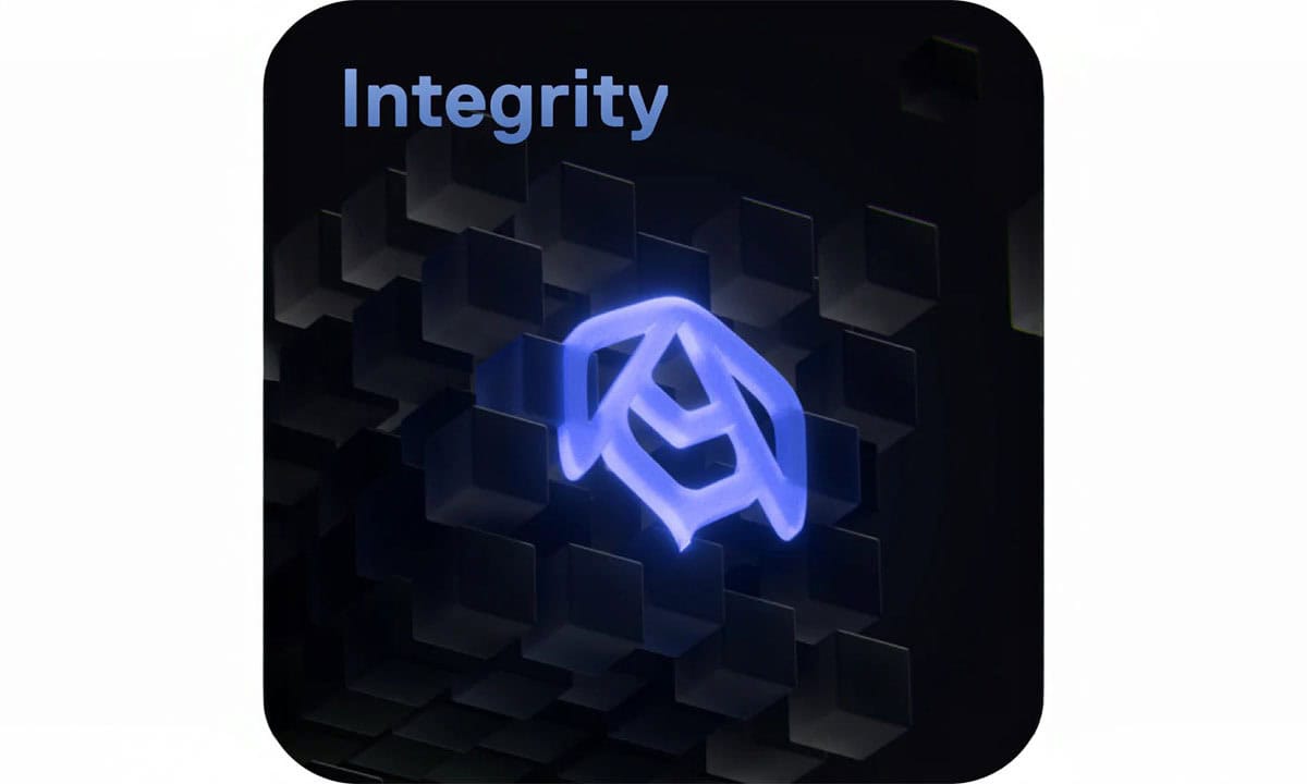 Yazılım ve teknolojiyi temsil eden, "Integrity" kelimesi ve soyut yapıya sahip, mavi ışıkla aydınlatılmış simge ile yenilikçi ve güvenilirlik vurgusu yapan görsel.