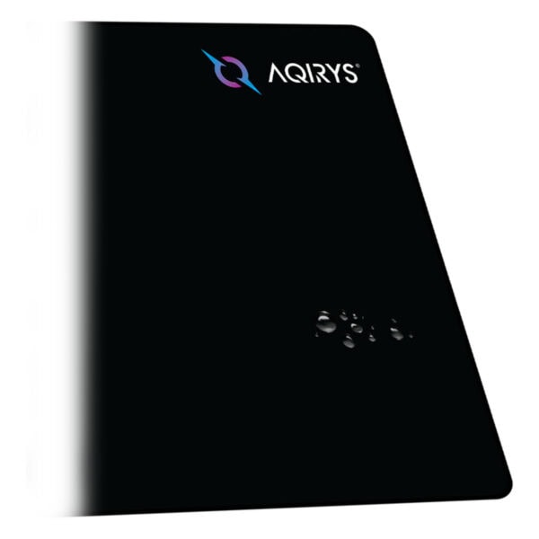 Yüksek kaliteli bilgisayar monitörü veya tablet ekranı, Aqirys logo ve su damlaları detaylarıyla siyah arka planlı. Giydirme teknolojisi ve profesyonel tasarımıyla dikkat çeken ürün.