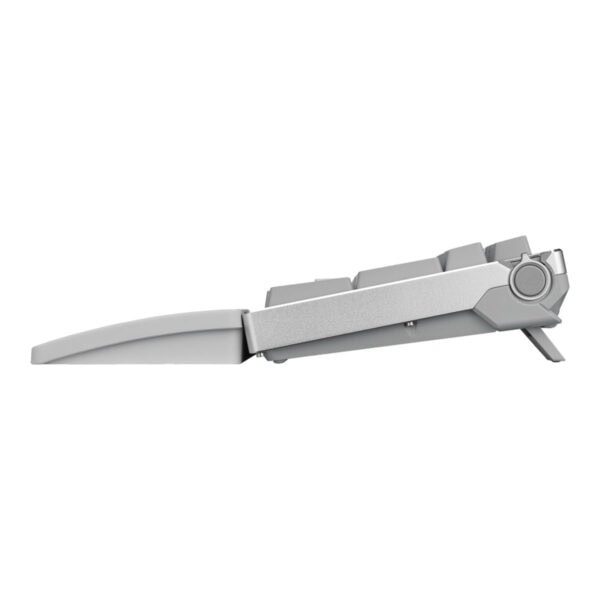 Görüntü masanın üzerinde açık bulunan modern ve şık kablosuz kulaklık. Hafif ve ergonomik tasarımıyla yüksek ses kalitesi sunan, günlük kullanım ve seyahatler için ideal.