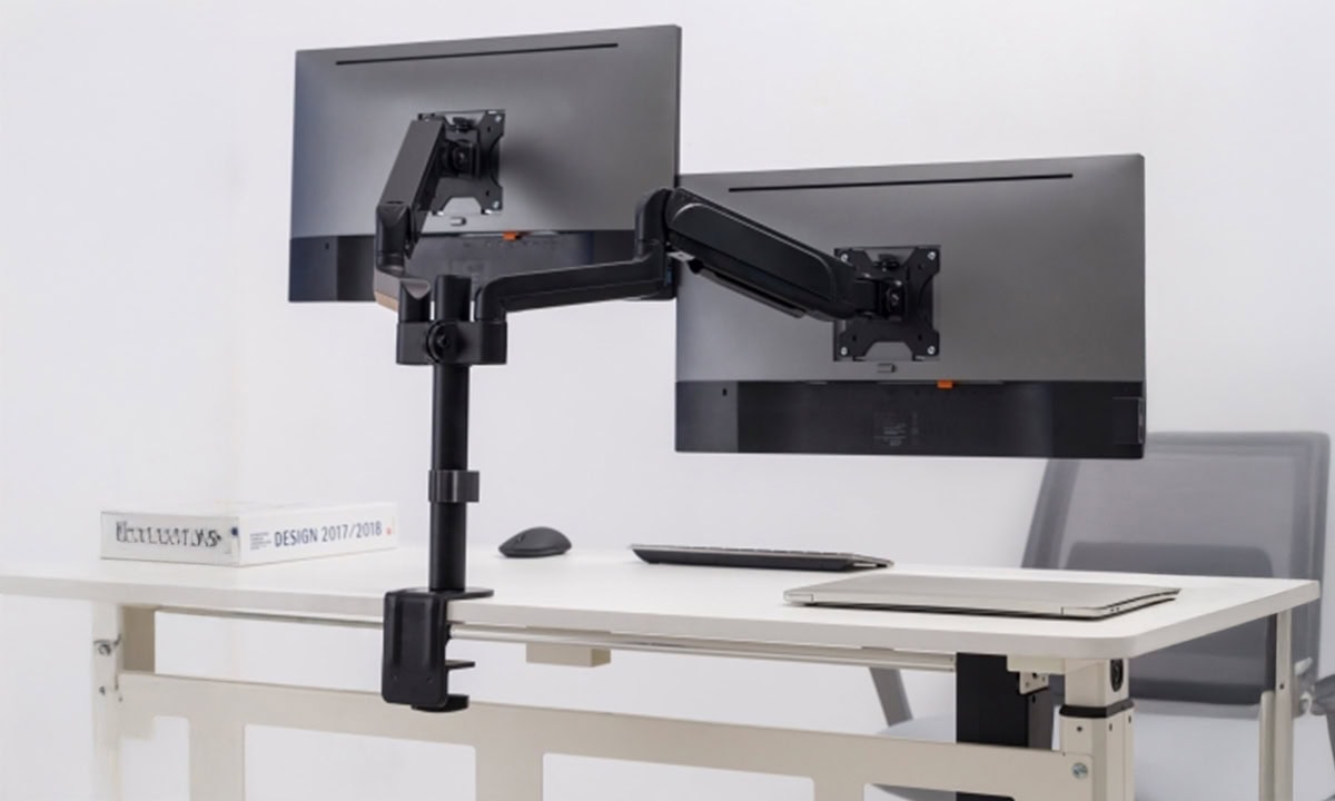 Çift monitör kullanımı için ayarlanabilir monitör ekran kolu, ergonomik çalışma alanı, masaüstü düzenleme ve ofis ergonomisi, bilgisayar ekipmanı, çalışma konforu ve üretkenlik artırıcı ürünler.