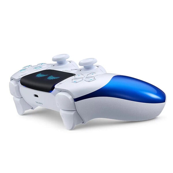 Yüzeydeki playstation oyun kumandası tasarımında, mavi ve beyaz renklerde, teknolojik ve eğlenceli görünümleriyle dikkat çekiyor.