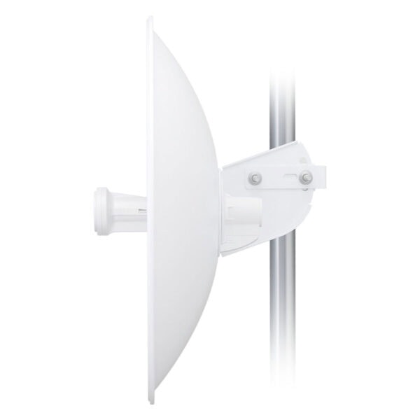 Yüksek kazançlı uydu anteni, güçlü yer destekli ve beyaz renkli, yüksek performans ve dayanıklılık sağlayan modern tasarım.